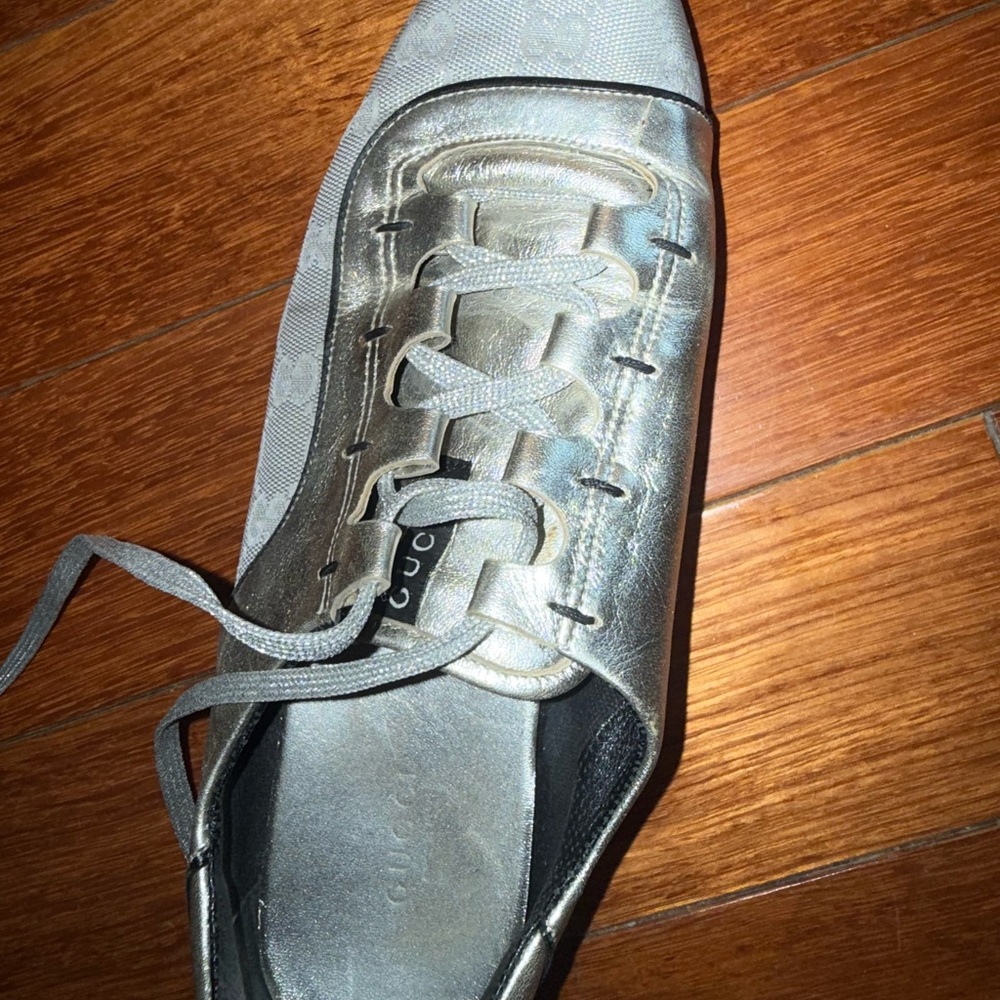 Gucci Silver Sneakers with Streamlined Design - Picture 5 of 8